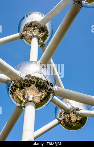 Basso angolo di visione del Atomium di Bruxelles in Belgio contro il cielo blu. Foto Stock