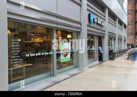 CHICAGO, Stati Uniti d'America - 26 giugno 2013: Persona entra in Au Bon Pain sandwich store in Chicago. Au Bon Pain è un fast-casual bakery cafe e società con 240 store Foto Stock