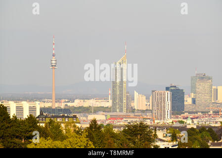 Grattacieli del Centro internazionale di Vienna e uno scenario urbano in scena serale. Foto Stock