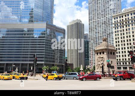 CHICAGO, Stati Uniti d'America - 28 giugno 2013: Persone corsa taxi nel centro cittadino di Chicago. Chicago è la terza più popolosa città statunitense con 2,7 milioni di residenti (8,7 mill Foto Stock