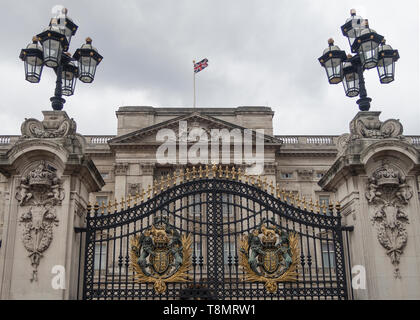 London, Regno Unito - 11 ottobre 2018; Gate del Buckingham palace con la bandiera come un segno della regina d'Inghilterra è di casa Foto Stock