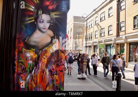 Graffitti di donna asiatica in brick lane london Foto Stock