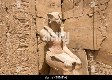 Luxor, Egitto - 16 Aprile 2019: seduto statua del faraone Thutmosi III al complesso del Tempio di Karnak a Luxor, Egitto Foto Stock