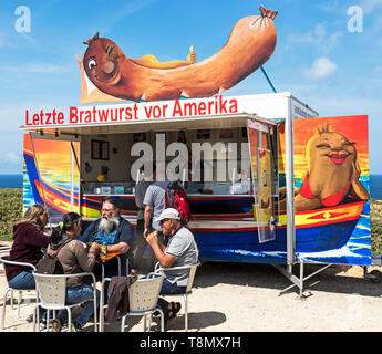 Ultimo bratwurst prima America hotdog salsiccia cibo da asporto stallo, Cabo de São Vicente, Cape St Vincent, Algarve, PORTOGALLO Foto Stock