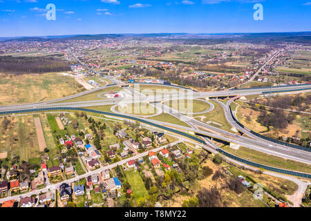 Antenna vista superiore dell'anello stradale, expressway sembra infinito segno con le vetture in movimento Foto Stock