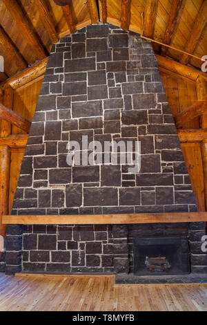 Il Grand Hall visualizza molti rustico caratteristiche di costruzione in questa elegantemente nominato funzionario pasticcio dell edificio utilizzando mano registri squadrate e pietre native. Foto Stock