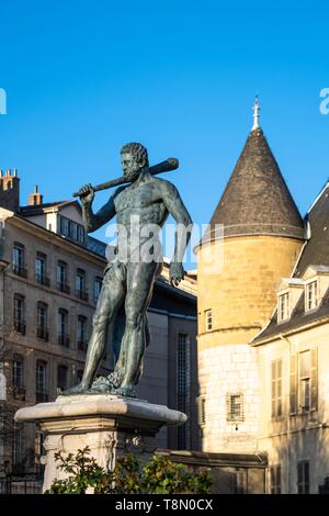 Francia, Isere, Grenoble, Jardin de Ville, Hercules ibronze statua che si trova nella parte anteriore dell'ex Lesdiguieres mansion (XVII secolo), ora casa di International Foto Stock