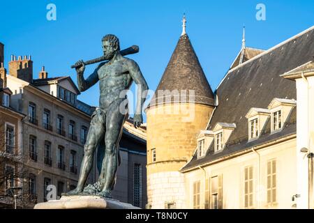 Francia, Isere, Grenoble, Jardin de Ville, Hercules ibronze statua che si trova nella parte anteriore dell'ex Lesdiguieres mansion (XVII secolo), ora casa di International Foto Stock