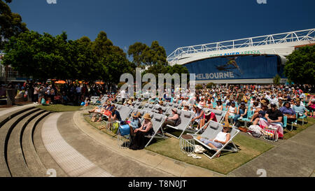 Ventilatori a guardare il tennis azione sul grande schermo al giardino di piazza durante gli Open di Australia. Foto Stock