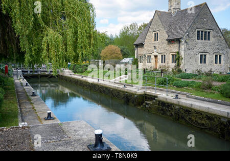 Iffley Lock e lock-keeper's cottage sul fiume Tamigi a Iffley Village, vicino a Oxford, Regno Unito Foto Stock