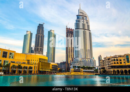Dubai, Emirati Arabi Uniti - 28 Novembre 2018: Downtown Dubai distretto. Vista delle fontane cantanti. Foto Stock