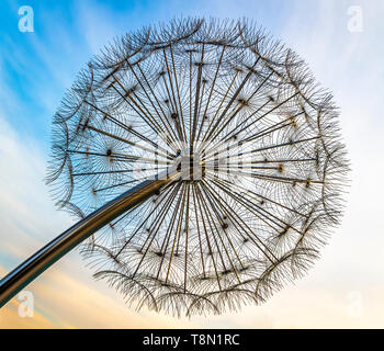 Street lampada decorativa in forma di una grande tarassaco contro il cielo. Foto Stock