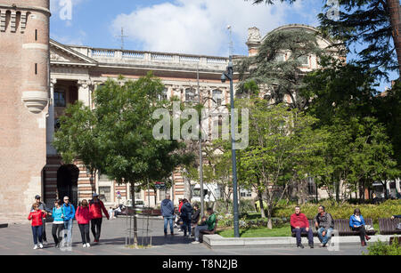 Piazza Charles de Gaulle con il mastio ora l'ufficio turistico e il retro del Capitol Building, Toulouse, Haute-Garonne, Occitanie, Francia Foto Stock