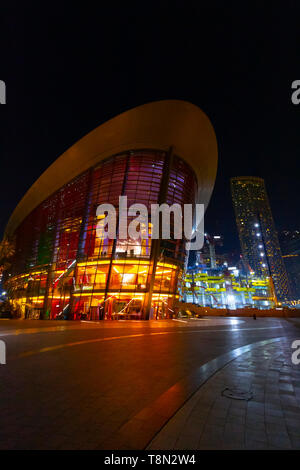 Dubai, Emirati Arabi Uniti - 28 Novembre 2018: Quartiere downtown. Vista del Dubai edificio opera nella notte. Foto Stock