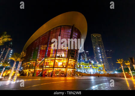 Dubai, Emirati Arabi Uniti - 28 Novembre 2018: Quartiere downtown. Vista del Dubai edificio opera nella notte. Foto Stock