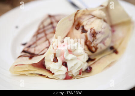 Crêpe con gelato Foto Stock