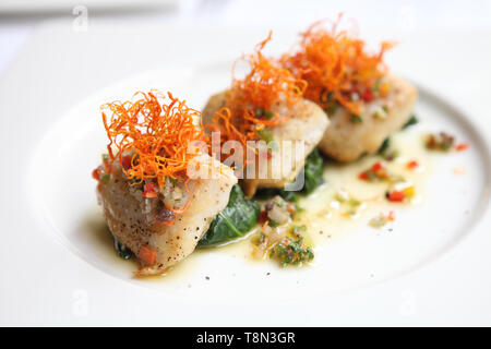 Pan fried spigola di filetto di pesce Foto Stock