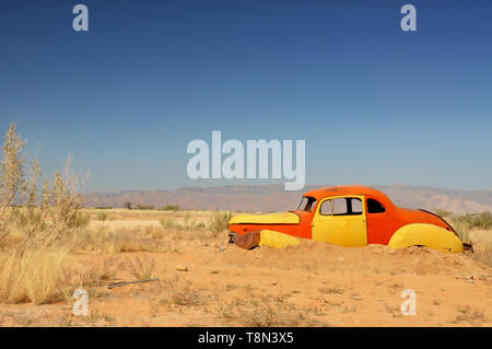 Vintage auto rottamata abbandonati nel deserto africano Foto Stock