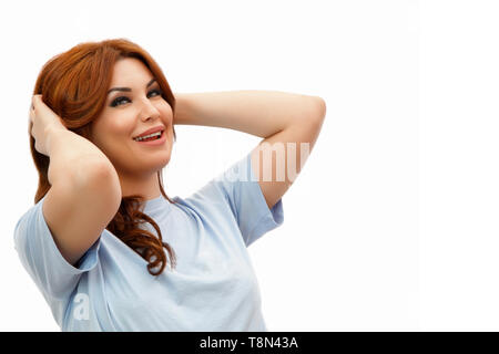 Donna con capelli belli dopo le iniezioni di acido ialuronico e Botox bianco su sfondo isolato Foto Stock