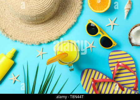 Piano di composizione dei laici con la vacanza estiva accessori sul colore di sfondo, primo piano e vista dall'alto. Vacanze felici Foto Stock