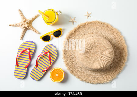 Piano di composizione dei laici con la vacanza estiva accessori su sfondo bianco,vista dall'alto. Vacanze felici Foto Stock