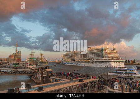 Die AIDA Perla läuft zum Hafengeburtstag in den Hamburger Hafen ein Foto Stock