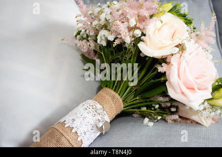 Nozze bouquet di fiori di giallo e rosa rose Foto Stock