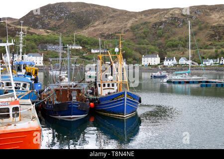 Le barche nel porto di Mallaig porto di pesca nelle Highlands scozzesi sulla costa ovest Foto Stock