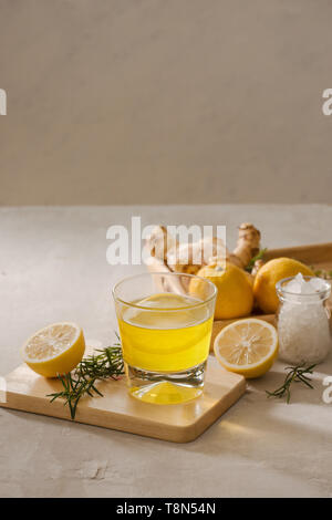 Ginger ale o il Kombucha in bottiglia - In casa limone e zenzero organico drink probiotici, copia dello spazio. Foto Stock