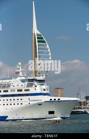 Portsmouth, Inghilterra, Regno Unito> maggio 2019. Cross Channel traghetto roro Normandie in corso passando la torre Spinacker. Foto Stock