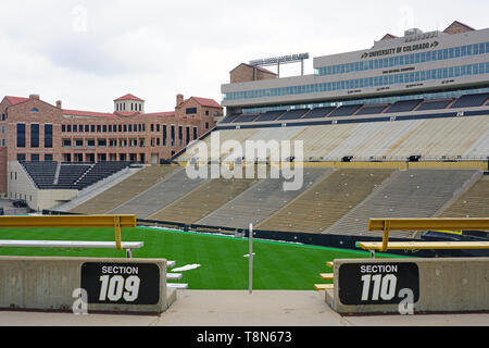 BOULDER, CO -10 maggio 2019- Vista del campo di Folsom allo stadio di calcio del college campus della University of Colorado di Boulder (CU Boulder). Foto Stock