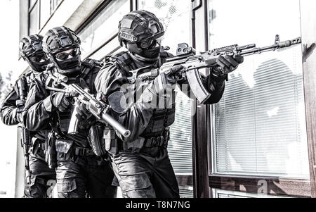 La polizia antiterrorismo di squadra edificio storming Foto Stock