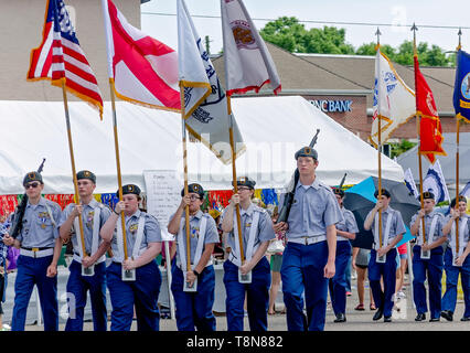 Membri della junior ROTC marzo in un corteo durante la benedizione della flotta, 5 maggio 2019, il Bayou La Batre, Alabama. Foto Stock