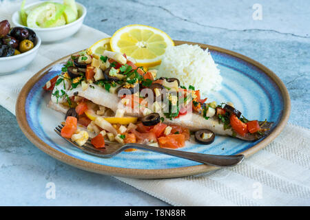 Mare Mediterraneo bass farcite con i pomodori, i limoni, il finocchio e le olive. La cucina greca. Foto Stock