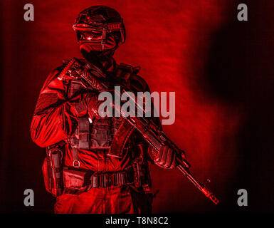 Dotato elite forces soldier bassa ritratto della chiave Foto Stock