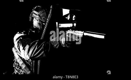 SWAT armati fighter di nascondersi dietro la protezione balistica Foto Stock