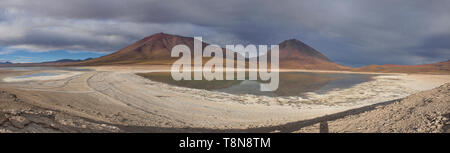 Vulcano Licancabur e Laguna Verde, Salar de Uyuni, Bolivia Foto Stock