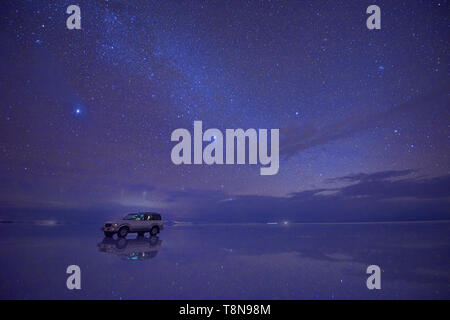 Le stelle e la Via Lattea riflessioni sul Salar de Uyuni, Bolivia Foto Stock