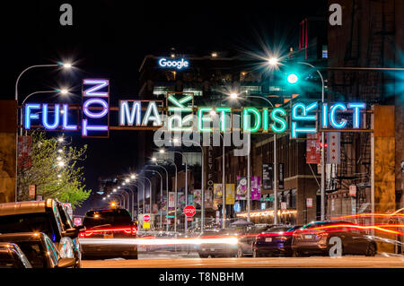Fulton Market, Chicago-May 13, 2019: Fulton Maket gateway di distretto durante la notte con le luci al neon e sentieri di luce. Strada principale a Chicago, Illinois. Foto Stock