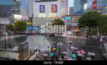 Primo giorno nel periodo Reiwa ( Reiwa jidai ) pedoni crosswalk al quartiere Shibuya in un giorno di pioggia. Shibuya Cros Foto Stock
