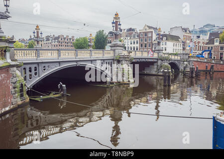 Editoriale: Amsterdam, Paesi Bassi, 22 settembre 2018 - Vista del Blauwbrug oltre l'Amstel, collegando il Rembrantplein e Waterlooplein Foto Stock