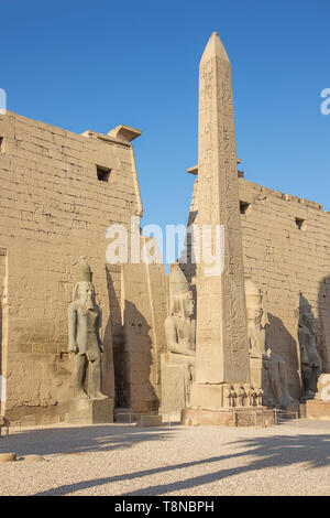 L'entrata del Tempio di Luxor con un obelisco e statue di Ramesse II Foto Stock