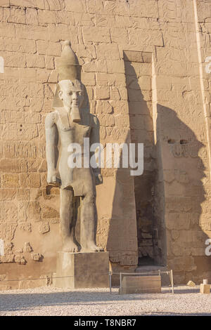 Chiudere fino alla Statua di Ramesse II all'ingresso del tempio di Luxor Foto Stock