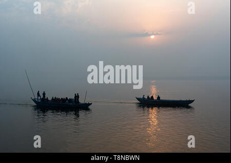 Barche sul Fiume Gange a sunrise, Varanasi, India Foto Stock