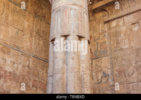 Particolare di una colonna nella corte di Ramesse II nel tempio di Luxor Foto Stock