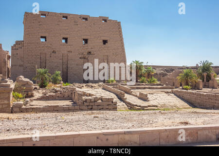 Vista della prima porta del tempio di Karnak, visto di ingresso Foto Stock