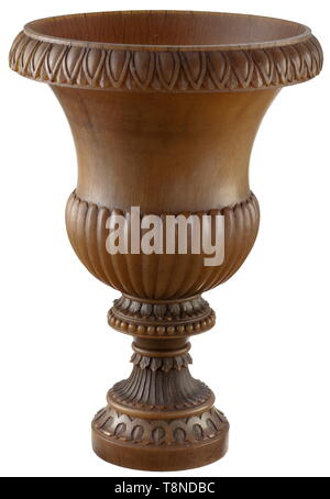 Un grande rinoceronte indiano horn cup, 1800 Grande, un pezzo scolpito cup, realizzata dal corno di un imponente rinoceronte maschio. Il moltiplicare messo piede finemente scolpiti con foglie e un tallone-e-pattern dell'aspo. La base del bicchiere curvo con decorazione gadrooned, il bordo svasato abbellito con palmettes in rilievo. In buone condizioni, l'interno della tazza con lievi incrinature di età. Altezza 24,5 cm, diametro 17 cm, peso 983 g. storica, storica del XIX secolo, Additional-Rights-Clearance-Info-Not-Available Foto Stock