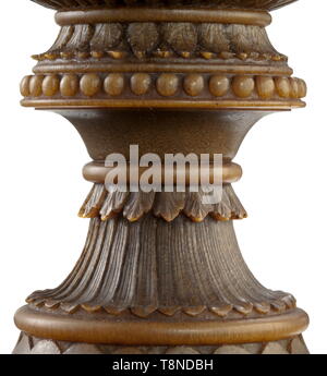 Un grande rinoceronte indiano horn cup, 1800 Grande, un pezzo scolpito cup, realizzata dal corno di un imponente rinoceronte maschio. Il moltiplicare messo piede finemente scolpiti con foglie e un tallone-e-pattern dell'aspo. La base del bicchiere curvo con decorazione gadrooned, il bordo svasato abbellito con palmettes in rilievo. In buone condizioni, l'interno della tazza con lievi incrinature di età. Altezza 24,5 cm, diametro 17 cm, peso 983 g. storica, storica del XIX secolo, Additional-Rights-Clearance-Info-Not-Available Foto Stock