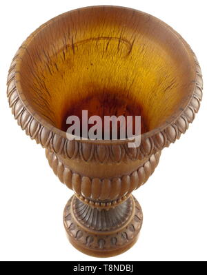 Un grande rinoceronte indiano horn cup, 1800 Grande, un pezzo scolpito cup, realizzata dal corno di un imponente rinoceronte maschio. Il moltiplicare messo piede finemente scolpiti con foglie e un tallone-e-pattern dell'aspo. La base del bicchiere curvo con decorazione gadrooned, il bordo svasato abbellito con palmettes in rilievo. In buone condizioni, l'interno della tazza con lievi incrinature di età. Altezza 24,5 cm, diametro 17 cm, peso 983 g. storica, storica del XIX secolo, Additional-Rights-Clearance-Info-Not-Available Foto Stock