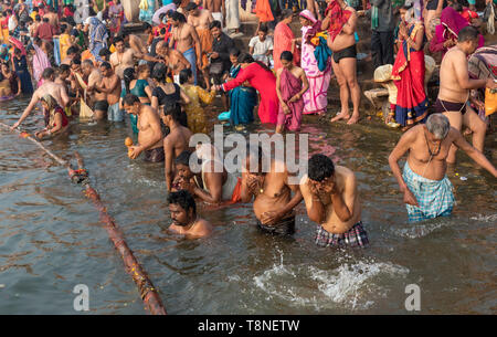 Per i fanatici indù eseguire bagno rituale e puja preghiere nel fiume Gange, Varanasi, India Foto Stock